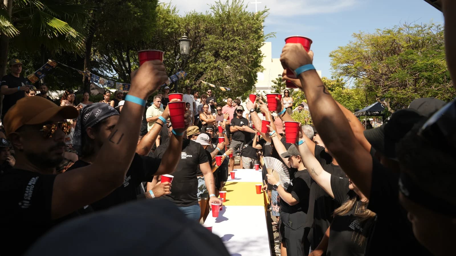 Vasos rojos elevados al cielo durante una ronda de Beer Olympics