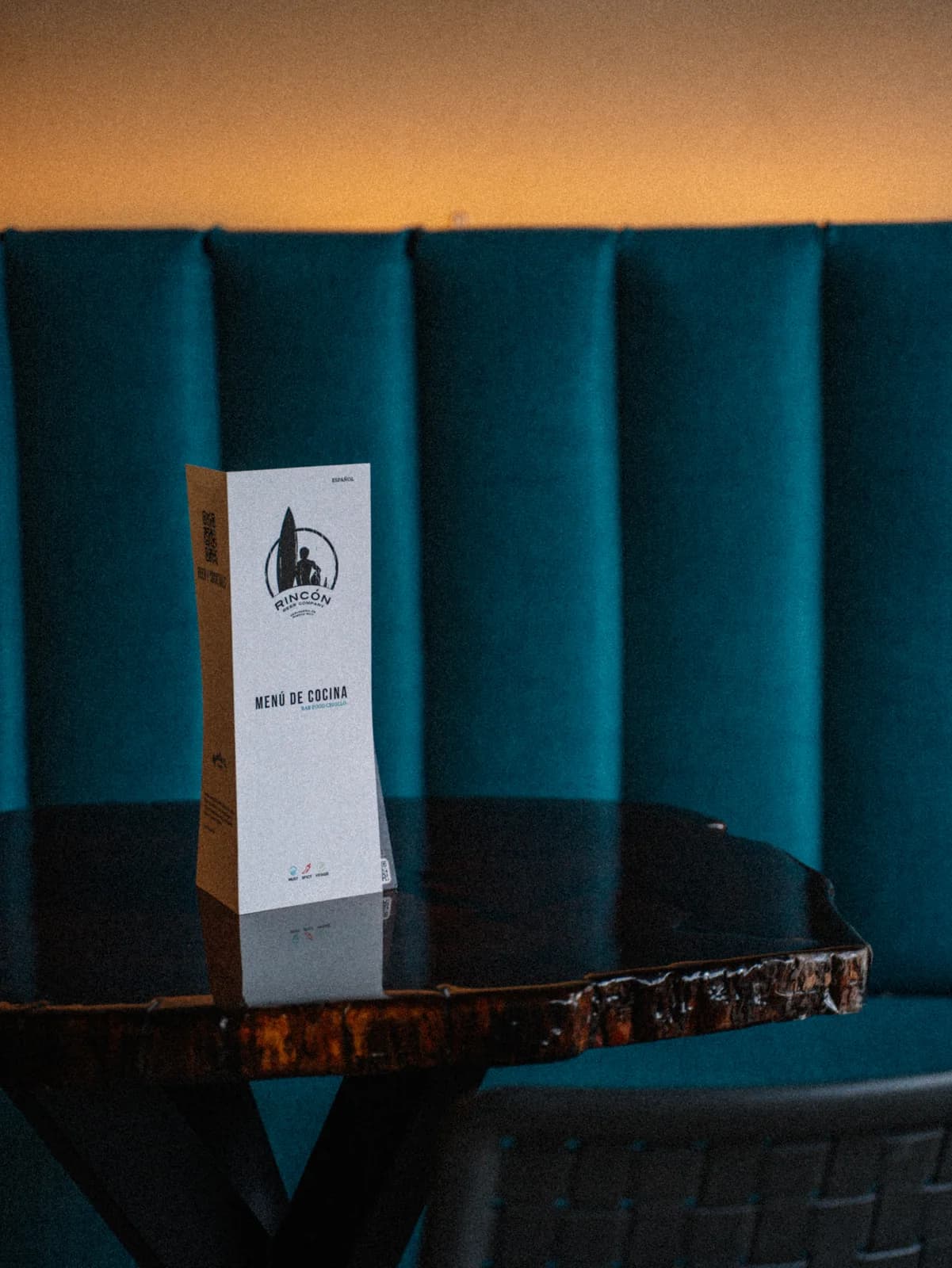 Mesa privada con menú de cocina en Rincón Beer Company