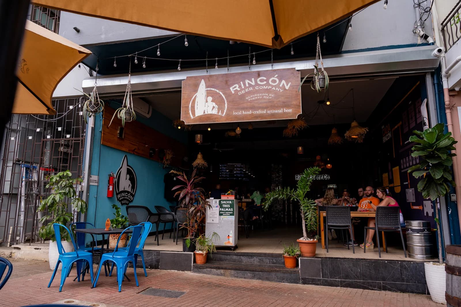 Fachada del taproom de Rincón Beer Company en el centro de Rincón
