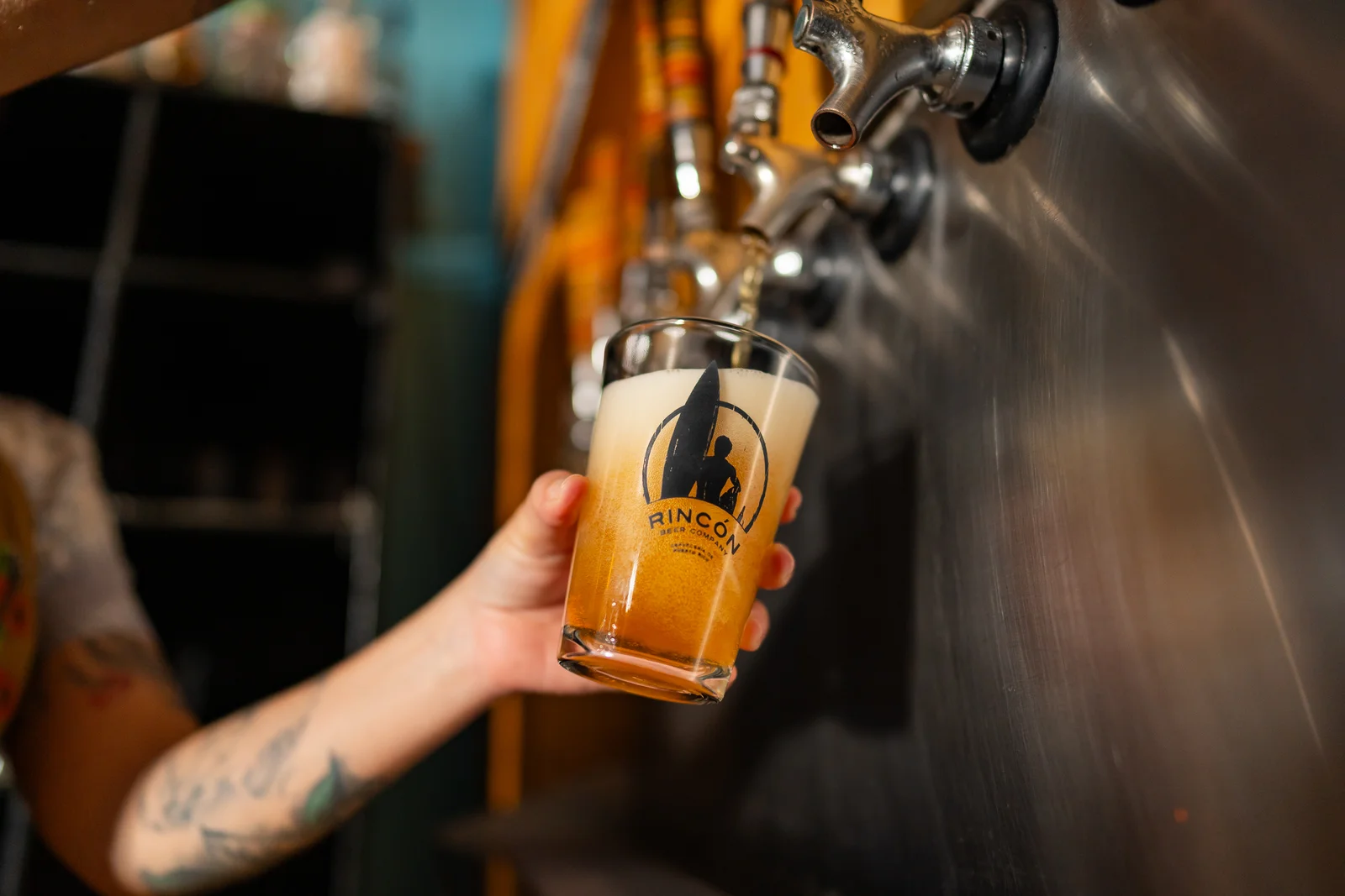 Servicio de cerveza en vaso pinta Rincón Beer Company desde el grifo